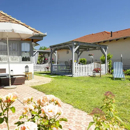 בית נופש Sunny By Interhome